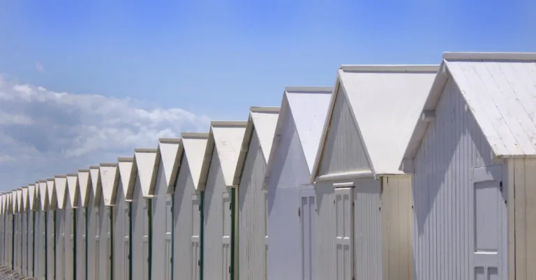 découvrez nos lodges confortables en normandie, parfaits pour un séjour relaxant au cœur de paysages pittoresques. profitez du charme normand avec tout le confort moderne.