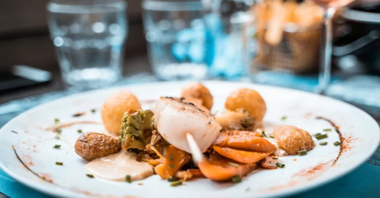 découvrez la gastronomie normande, ses produits locaux authentiques et ses recettes traditionnelles riches en saveurs.