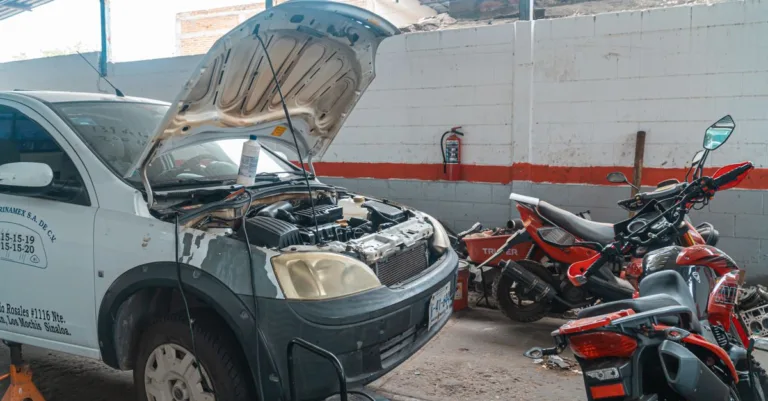 découvrez nos solutions complètes d'assurance véhicule et de maintenance pour assurer la sécurité et la longévité de votre voiture.