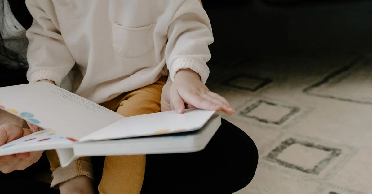 découvrez l'importance de la littératie précoce pour le développement des compétences en lecture et écriture chez les jeunes enfants.