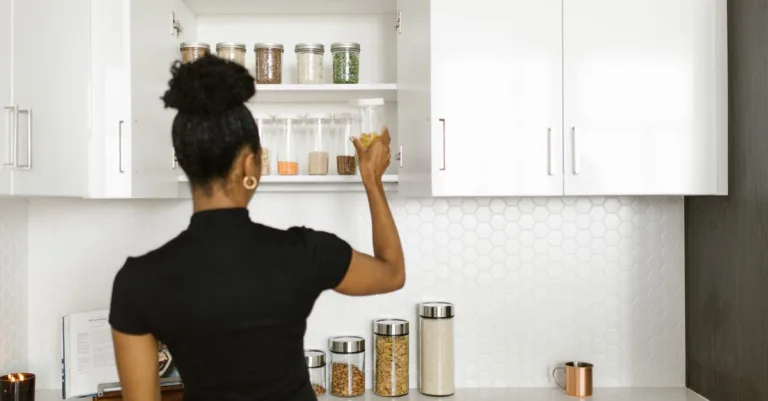 découvrez des astuces de rangement minimalistes pour une organisation simple, efficace et élégante de votre espace de vie.